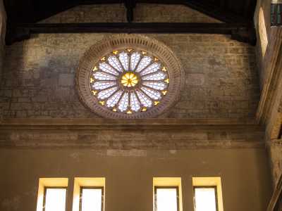 La navata centrale, illuminata dalla tenue luce filtrata dal rosone...